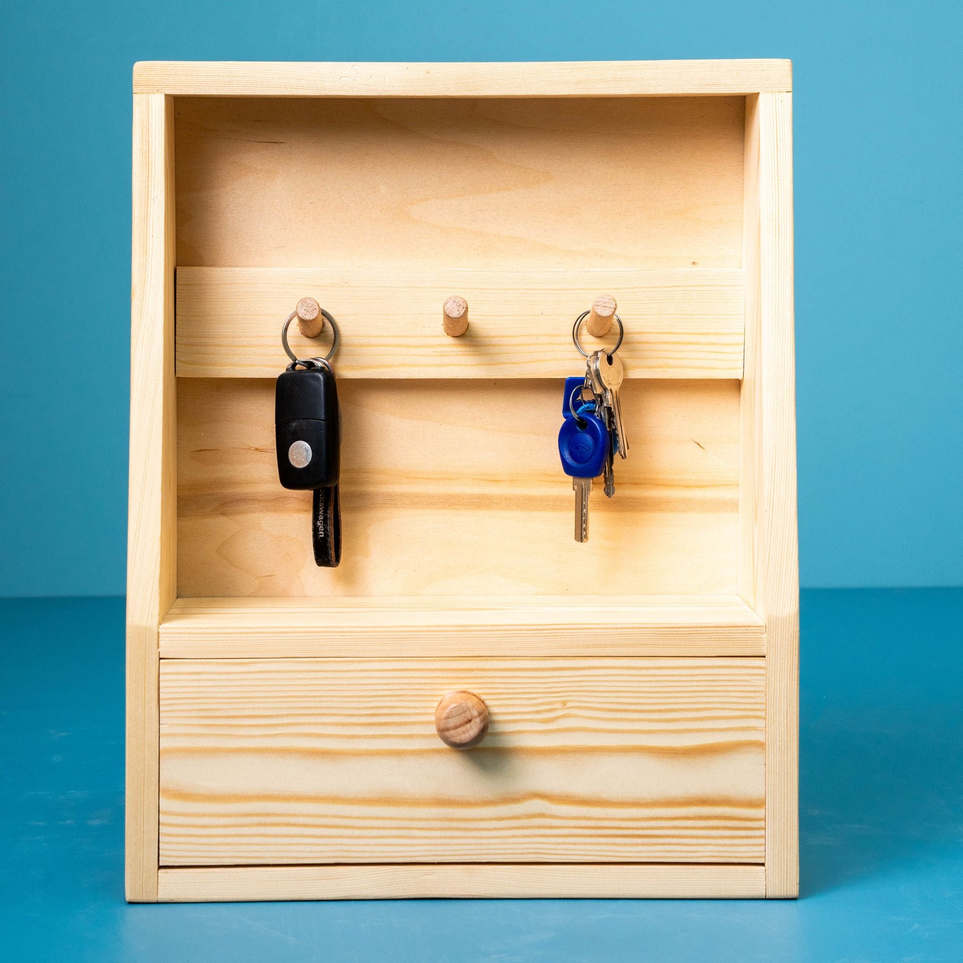 حامل مفاتيح مصنوع يدويًا بإطار سكاني