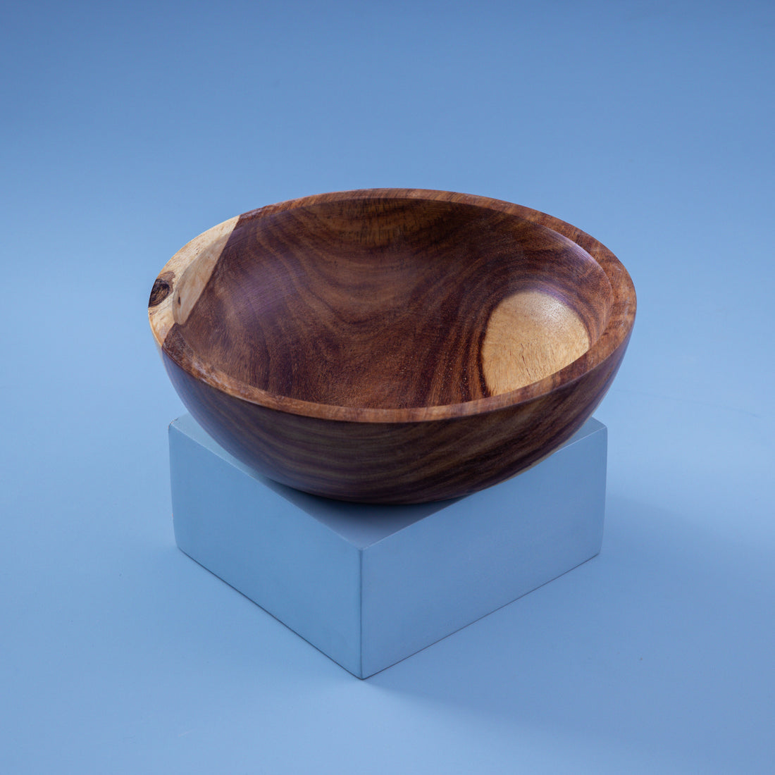 Set of wooden circular bowls