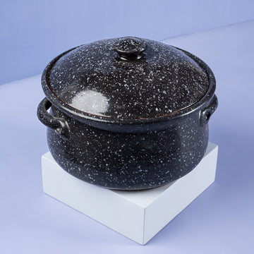 مقلاة فخارية سوداء